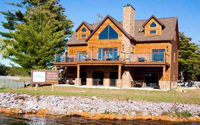Waterfront retreat log cabin next to the lake