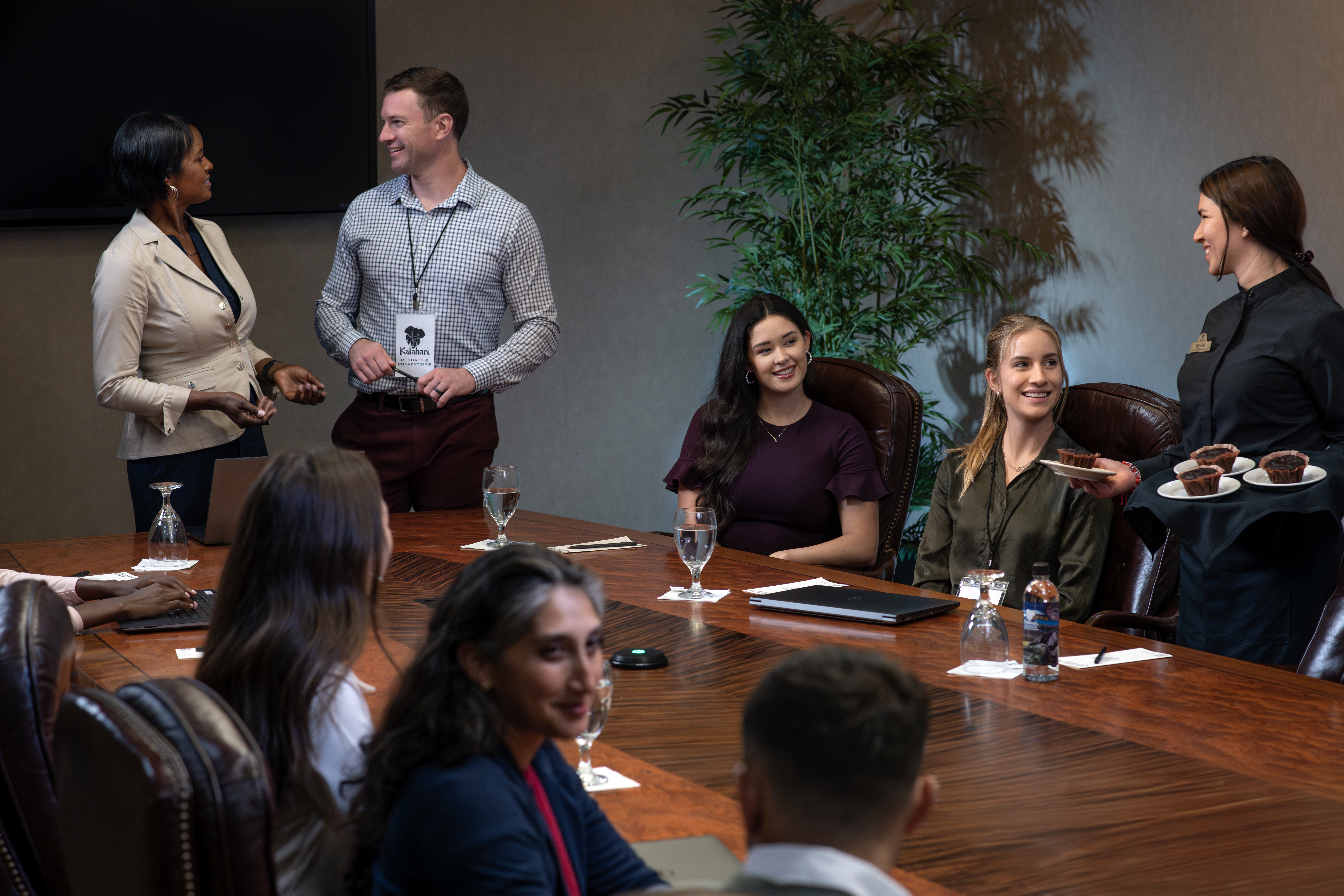 people having discussion in meeting 